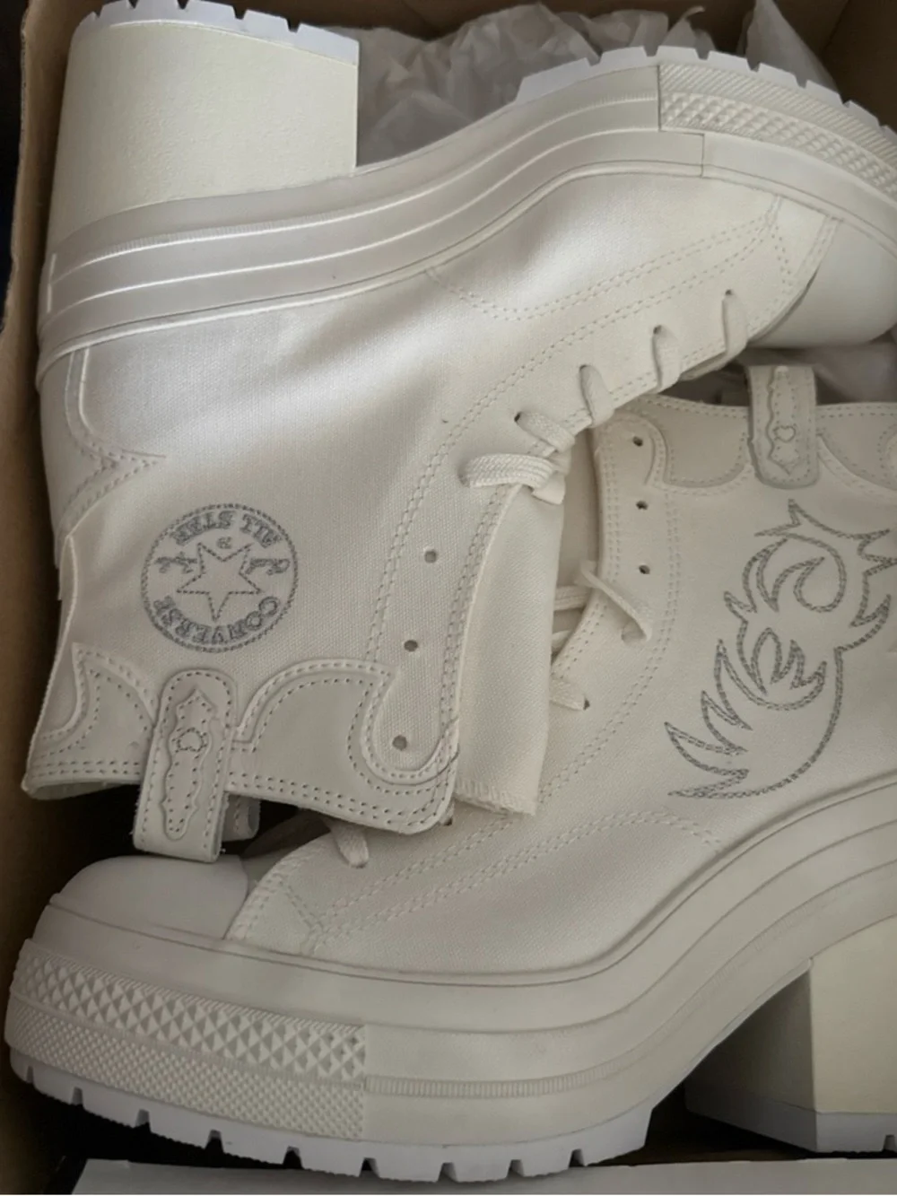 Converse Women's Chunky Platform Lace-Up Boots in Cream - Picture 1 of 5